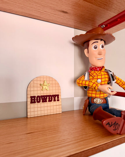 Howdy Shelf Sitter