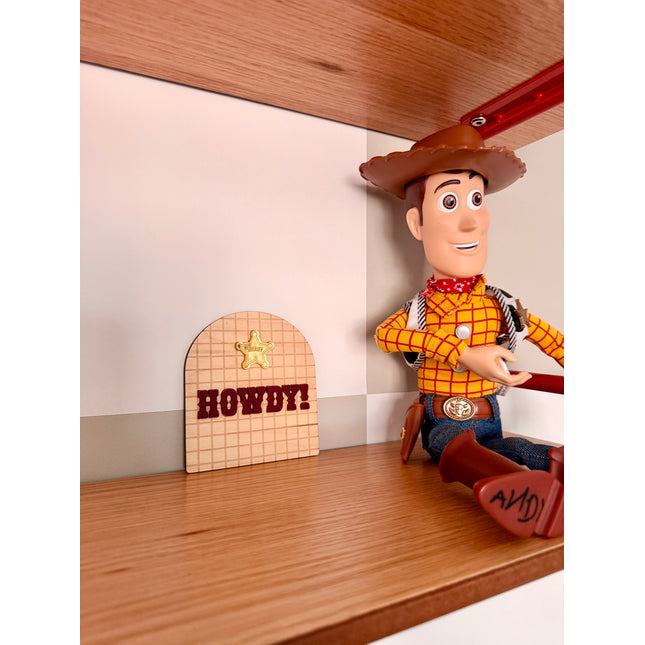 Howdy Shelf Sitter